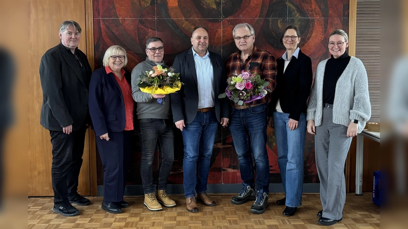 Sind zu einer kleinen Feierstunde im Kreishaus zusammengekommen (v.l.): Jörg Lücking, Teamleiter Jobcenter Holzminden, Marie-Luise Niegel, Leitung Jobcenter Holzminden, Dirk Schneider-Langheim, Landrat Schünemann, Thorsten Thielke, Dr. Doris Thieme-Thörel, Leitung des Gesundheitsamtes, und Sozialdezernentin Stefanie Ahlborn. (Foto: Landkreis Holzminden)