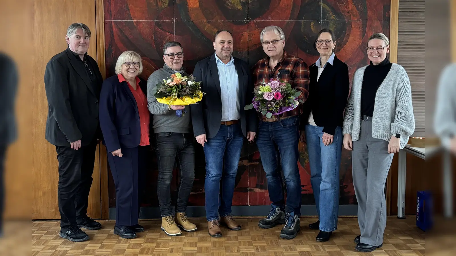 Sind zu einer kleinen Feierstunde im Kreishaus zusammengekommen (v.l.): Jörg Lücking, Teamleiter Jobcenter Holzminden, Marie-Luise Niegel, Leitung Jobcenter Holzminden, Dirk Schneider-Langheim, Landrat Schünemann, Thorsten Thielke, Dr. Doris Thieme-Thörel, Leitung des Gesundheitsamtes, und Sozialdezernentin Stefanie Ahlborn. (Foto: Landkreis Holzminden)