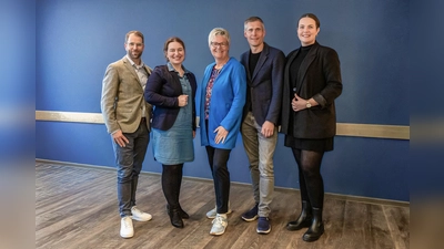 Kreisdirektorin Manuela Kupsch begrüßt Peter Heinemann als neues Vorstandsmitglied des Vereins Natur und Technik. Auf dem Foto (von links): Vorstandsmitglied Nils Dorn, Kreisdirektorin Manuela Kupsch, Vorstandsmitglied Petra Spier, Peter Heinemann und Juliane Jütten von der Geschäftsstelle des Vereins. (Foto: Verein Natur und Technik/Paula Schiedel)