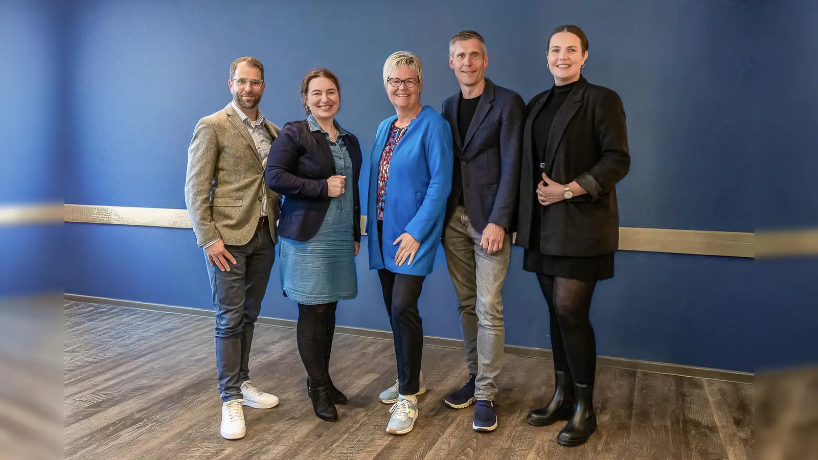 Kreisdirektorin Manuela Kupsch begrüßt Peter Heinemann als neues Vorstandsmitglied des Vereins Natur und Technik. Auf dem Foto (von links): Vorstandsmitglied Nils Dorn, Kreisdirektorin Manuela Kupsch, Vorstandsmitglied Petra Spier, Peter Heinemann und Juliane Jütten von der Geschäftsstelle des Vereins. (Foto: Verein Natur und Technik/Paula Schiedel)