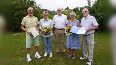 Ehrungen zur Verabschiedung beim Kreissportbund Holzminden (von links): Hartmut und Hanna Kumlehn, Vorsitzender Bernd Wiesendorf, Heike und Hermann Meyer. (Foto: Schwannecke / KSB Holzminden)