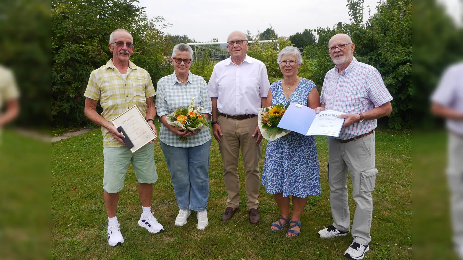 Ehrungen zur Verabschiedung beim Kreissportbund Holzminden (von links): Hartmut und Hanna Kumlehn, Vorsitzender Bernd Wiesendorf, Heike und Hermann Meyer. (Foto: Schwannecke / KSB Holzminden)