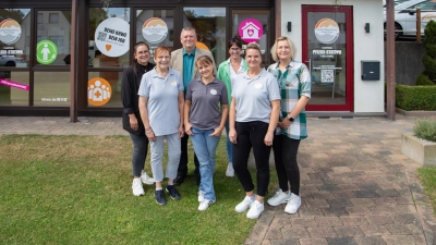 Die Caritas Pflegestation der KHWE ist innerhalb Bad Driburg umgezogen (v.l.): Pflegedienstleitung Barbara Helmes, Claudia Nahen (Pflegefachkraft, KHWE-Geschäftsführer Christian Jostes, Nelli Weimar Pflegefachkraft, CPS-Bereichsleitung Nadine Schmitz, Alexandra Machholz Pflegefachkraft und Cornelia Hedwig Verwaltungskraft. (Foto: KHWE)