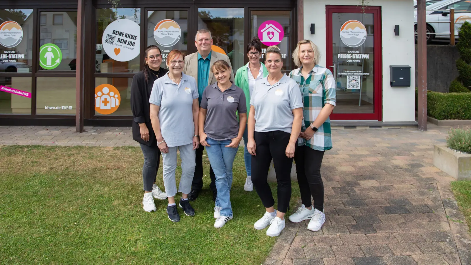 Die Caritas Pflegestation der KHWE ist innerhalb Bad Driburg umgezogen (v.l.): Pflegedienstleitung Barbara Helmes, Claudia Nahen (Pflegefachkraft, KHWE-Geschäftsführer Christian Jostes, Nelli Weimar Pflegefachkraft, CPS-Bereichsleitung Nadine Schmitz, Alexandra Machholz Pflegefachkraft und Cornelia Hedwig Verwaltungskraft. (Foto: KHWE)