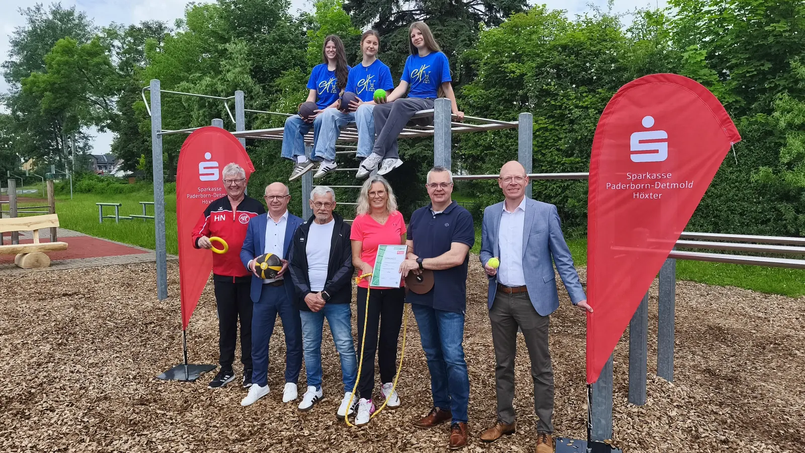 V.l. Hermann Nutt (Sportabzeichenbeauftragter des KSB, Martin Dirkes Sparkassenstiftung für den Kreis Höxter, Reiner Stuhldreyer (1. Vorsitzender des KSB), Ilka Meyer-Postert (Sportlehrerin der Gesamtschule), Michael Auffenberg (stellv. Schulleitung der Gesamtschule Brakel), Daniel Seck (Sparkassenstiftung).<br>Oben: Sporthelferinnen der Gesamtschule Brakel. (Foto: KSB)