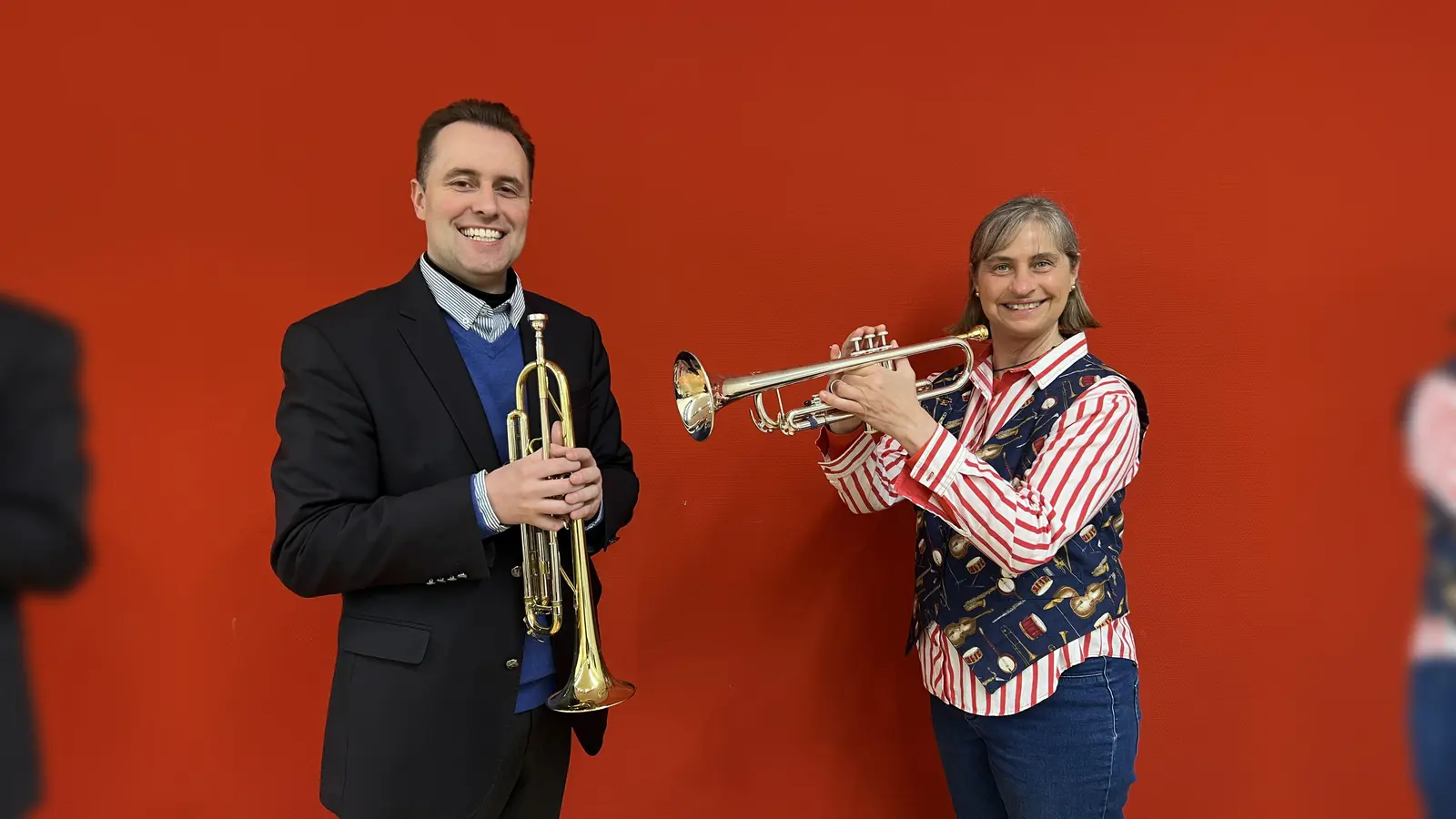 Musikschulleiter Simon van Zoest und Musikschullehrerin Kathy Freiboth präsentieren die Trompete, die man auch bei der Schnupperstunden-Sonderaktion ausprobieren kann. (Foto: Musikschule Hofgeismar)