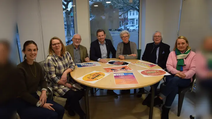 Freuen sich über den bunten Veranstaltungsmix (v.l.): Ann-Kathrin Otte und Inga Schaper vom Stadtmarketing Holzminden, Hermann Meyer vom MTV Altendorf, Peter Ulf Geisler vom Stadtmarketing, Elke Briese und Karlheinz Klammt vom Kulturverein Holzminden und Bianca Kleeschulte vom Werbekreis Holzminden. (Foto: Marc Otto)