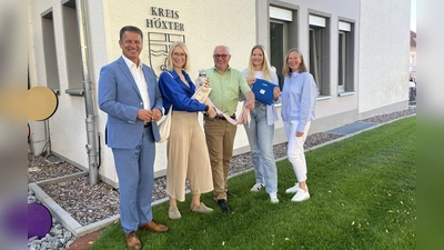 Freuen sich auf das 13. KulturForum für Kinder und Jugendliche (von links): Landrat Michael Stickeln, Mode- und Textil-Designerin Laura Schlütz, Organisator Gerhard Antoni (Leiter des Kulturteams am Berufskolleg Kreis Höxter), Anna Seeboth (Mitarbeiterin des Kulturteams im Freiwilligen Sozialen Jahr) und Susanne Krekeler, Schulleiterin des Hüffertgymnasiums Warburg. (Foto: Kreis Höxter)