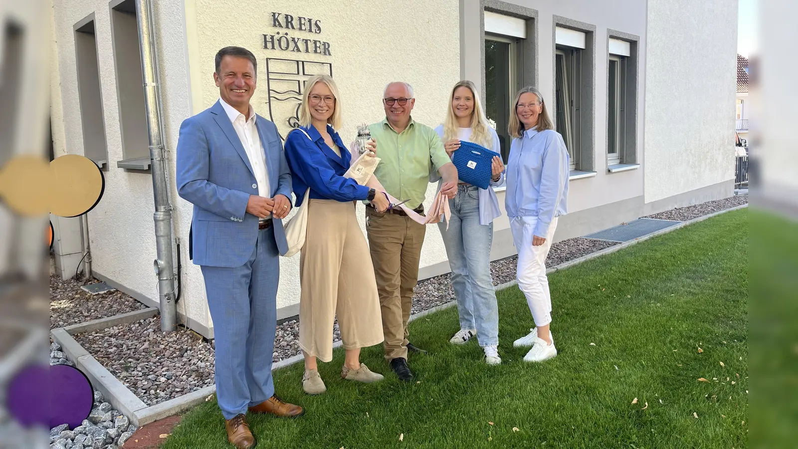 Freuen sich auf das 13. KulturForum für Kinder und Jugendliche (von links): Landrat Michael Stickeln, Mode- und Textil-Designerin Laura Schlütz, Organisator Gerhard Antoni (Leiter des Kulturteams am Berufskolleg Kreis Höxter), Anna Seeboth (Mitarbeiterin des Kulturteams im Freiwilligen Sozialen Jahr) und Susanne Krekeler, Schulleiterin des Hüffertgymnasiums Warburg. (Foto: Kreis Höxter)