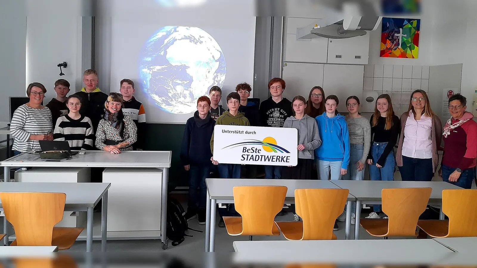 Auf Klimaexpedition mit aktuellen Bildern aus dem All: Die Schülerinnen und Schüler des Jahrgangs acht der Realschule der Brede mit Fachlehrerin Birgit Niemann (links), Ramona Ehl (Dritte von links) von der Geoscopia Umweltbildung, Nicole Ulbrich (Zweite von rechts) von der BeSte Stadtwerke GmbH und Klimaschutzbeauftragte Martina Krog (rechts) vom Kreis Höxter. (Foto: Kreis Höxter)