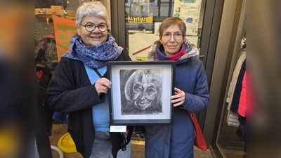 V.l.: Die Künstlerin Heike Wehn und Heidi Marquardt von der Zweiten Heimat zeigen die zu ersteigernde Zeichnung von Margot Friedländer. (Foto: privat)