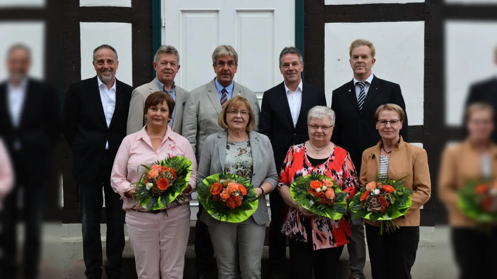 Elmar Cordes, Willi Düsenberg, Bürgermeister Hermann Temme, Peter Frischemeier, Bernd Bohnenberg und vorne Helga Timmermann, Barbara Wagener, Annegret Behler, Jutta Flormann (Foto: Foto: Stadt Brakel)