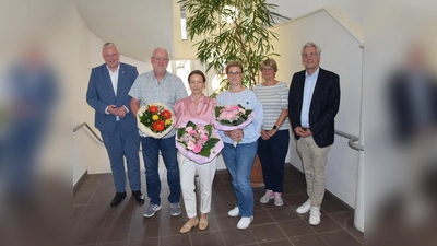 Führungswechsel an der Sekundarschule. (v.l.) Bürgermeister Daniel Hartmann, der neue kommissarische Leiter der Sekundarschule Höxter Andreas Köring, Schulleiterin Daniela Schäfer, Manuela Siegel, Claudia Pelz-Weskamp (Abteilungsleiterin Schulen, Bücherei und Sport) sowie der Allgemeine Vertreter Stefan Fellmann. (Foto: Stadt Höxter)