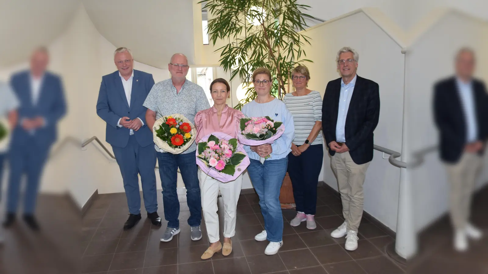 Führungswechsel an der Sekundarschule. (v.l.) Bürgermeister Daniel Hartmann, der neue kommissarische Leiter der Sekundarschule Höxter Andreas Köring, Schulleiterin Daniela Schäfer, Manuela Siegel, Claudia Pelz-Weskamp (Abteilungsleiterin Schulen, Bücherei und Sport) sowie der Allgemeine Vertreter Stefan Fellmann. (Foto: Stadt Höxter)
