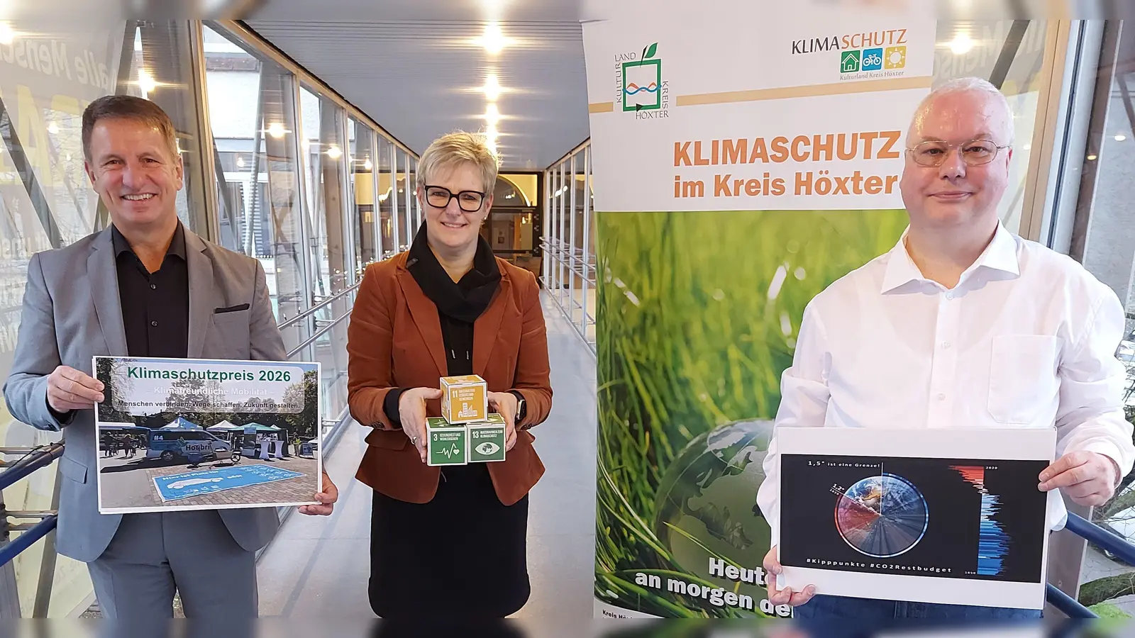 Auf zahlreiche Bewerbungen um den Klimaschutzpreis 2026 freuen sich (v.l.) Landrat Michael Stickeln, die Leiterin des Fachbereichs Umwelt, Bauen und Geoinformationen des Kreises Höxter, Dr. Kathrin Weiß, und Frank Segin vom Klimaschutzteam des Kreises Höxter. (Foto: Kreis Höxter)