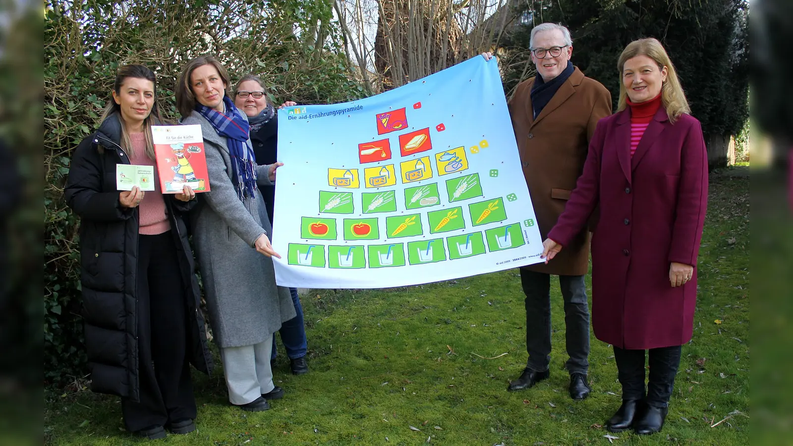 Sie freuen sich auf den Workshop zum Thema „Gesunde Ernährung“ für Mädchen und Frauen in Brakel (v.l.): Nursen Eliyazici (Kommunales Integrationszentrum), Ernährungsberaterin und Dozentin Irina Shteynepreys, Tuija Niederheide (Kommunales Integrationszentrum), Kreisdirektor Klaus Schumacher und Filiz Elüstü (Teamleiterin Kommunales Integrationszentrum). (Foto: Kreis Höxter)