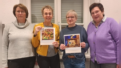 Das Vorstandsteam (v.l.) Stefanie Heinemeier, Susanne Krömeke, Birgit Groppe und Birgit Hanecke zeigt einige Motive des Kalenders. (Foto: privat)
