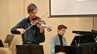 Roman Salyutov, Klavier und Alexander Lifland, Violine, spielen in Bad Karlshafen. (Foto: Klaus Händel)