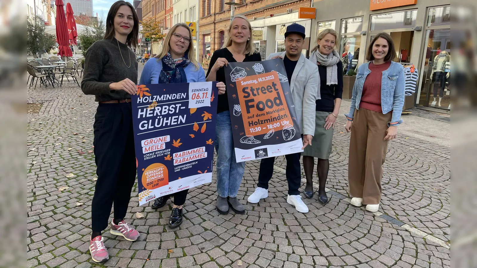 Präsentation des verkaufsoffenen Sonntags: (v.l.) Ann-Kathrin Otte (Stadtmarketing), Inga Schaper (Stadtmarketing), Bianca Kleeschulte (Werbekreis HOL), Marc Gonzaga (Foodtruck 3 Stars), Ursula Dwořák (Gründungsleitung Sensoria) und Katrin Steffen (Stadtmarketing). (Foto: Stadtmarketing Holzminden )