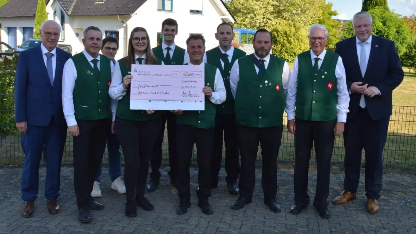 Bei der Übergabe des Spendenschecks (v.l.): Hans-Josef Held, Klaus Hülkenberg, Eva Klare-Kurtenbach, Lea Bönnighausen, Andreas Kurtenbach, Uwe Hülkenberg, Benjamin Bönnighausen, Maiko Bönnighausen, Rudolf Lammert und Höxters Bürgermeister Daniel Hartmann. (Foto: privat)