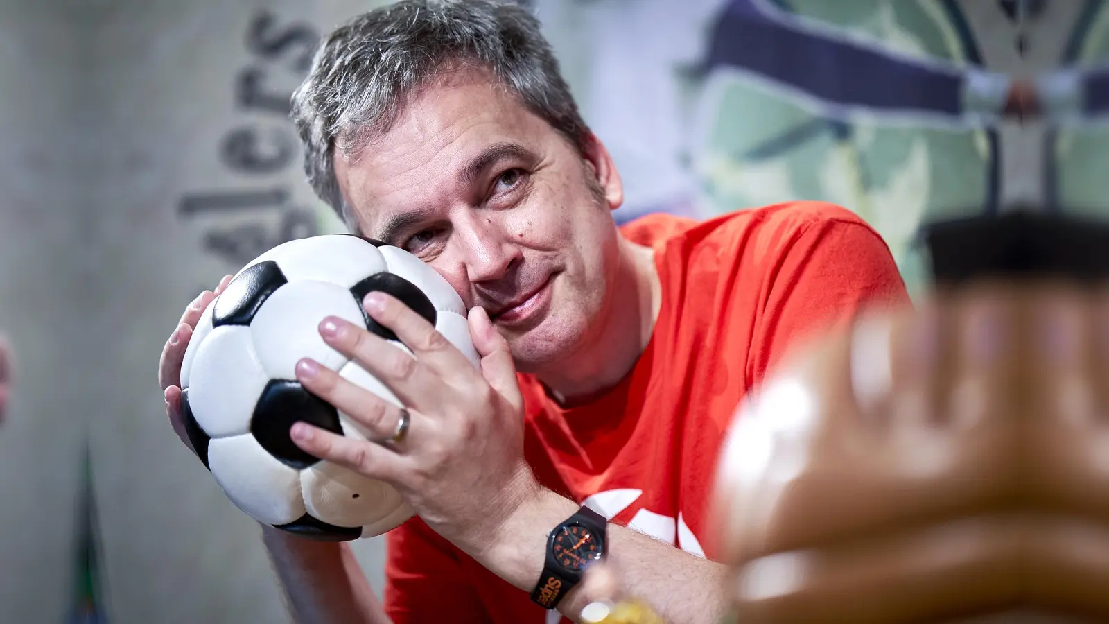 Ein pickepackevolles Programm erwartet die Gäste in der Stadthalle Holzminden, wenn Arnd Zeigler in die wunderbare Welt des Fußballs eintaucht.<br>					 (Foto: Ben Knabe WDR)