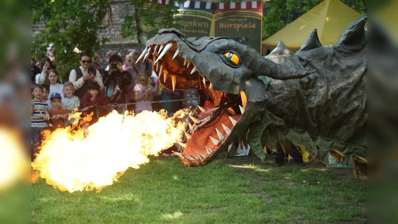 Der letzte lebende Drache der Welt „Fangdorn“ wird beim Anno 1250 im Archäologiepark Höxter erwartet. (Foto: Anno Events)