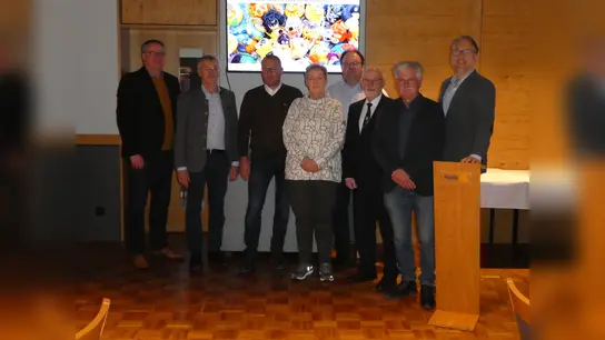 Vertreter der Sport- und Schulfördervereine sowie Mitglieder des Rotary-Vorstands Holzminden bei der Spendenübergabe (v.l.): Thomas Beineke, Dr. Norbert Kalkert (beide Rotary), Jens Ebert (SV Holzminden 06), Maria Lange, Frank Bauer (beide Förderverein Schule an der Weser), Hermann Meyer (MTV Altendorf), Hans Schürzeberg (TV Deutsche Eiche) sowie Rotary-Präsident Dr. Andreas Brandt. (Foto: privat)