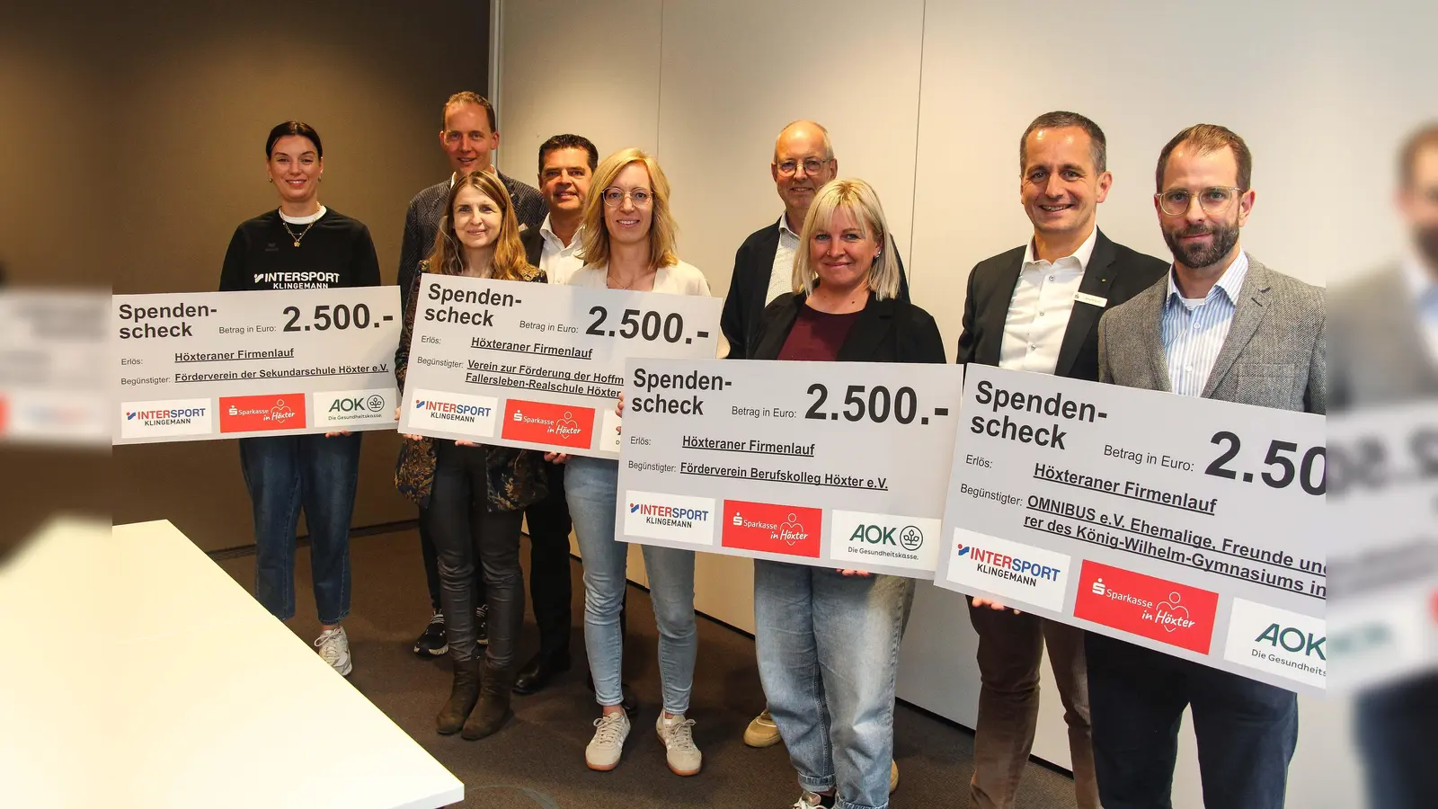 Spendenübergabe (v.l.): Franziska Eilert (Intersport Klingemann) in Vertretung für den Förderverein der Sekundarschule Höxter, Jens Klingemann (Mode- und Sporthaus Klingemann), Monika Klein (Förderverein Realschule), Andreas Trotz (Sparkasse Paderborn-Detmold-Höxter), Christin Stiewe (Hoffmann-von-Fallersleben-Realschule Höxter); Thomas Pottmeier (AOK NordWest); Katja Brockhagen (Förderverein Berufskolleg Höxter e.V.); Jörg Albers (Sparkasse Paderborn-Detmold-Höxter) und Nils Dorn (OMNIBUS e.V. des König-Wilhelm-Gymnasiums Höxter). (Foto: AOK/hfr.)