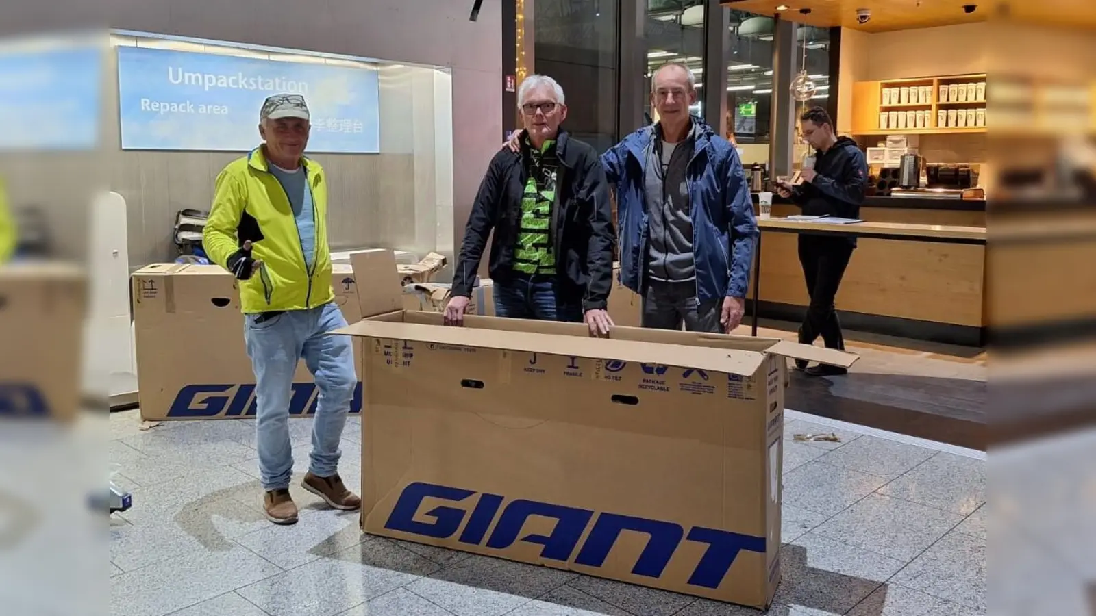 Karl Erich Wessler und zwei seiner Mitstreiter bei der Gepäckaufgabe am Flughafen.  (Foto: Verein Dritte Welt und Umwelt)