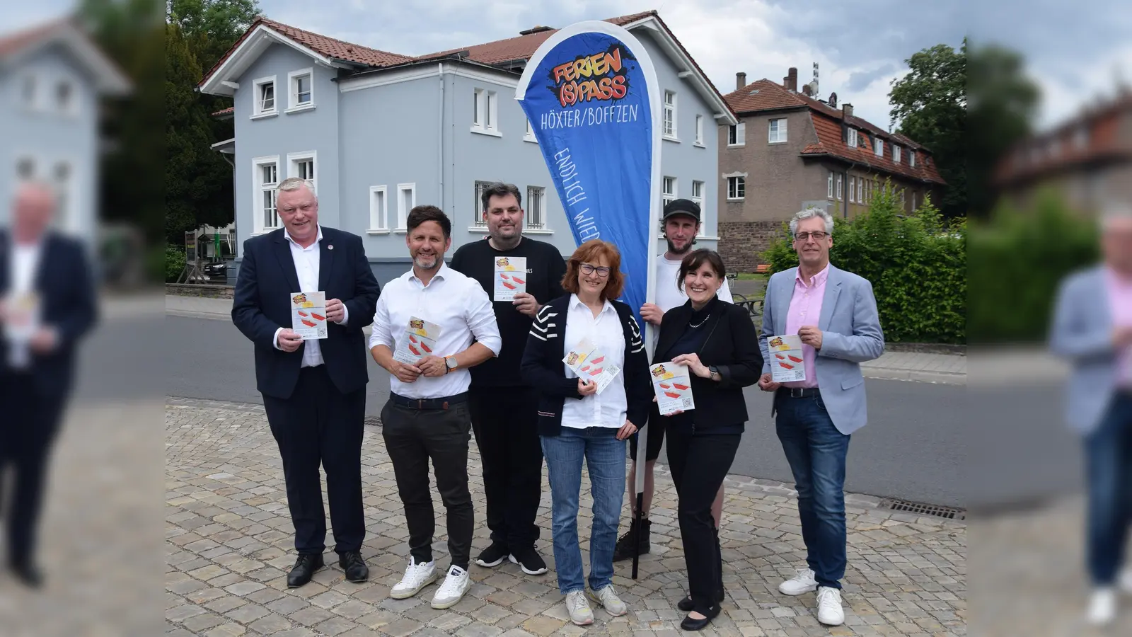 Gemeinsam für einen gelungenen Ferien(s)pass 2025 (v.l.): Höxters Bürgermeister Daniel Hartmann, Boffzens Samtgemeindebürgermeister Tino Wenkel, Nils Wolter vom Jugendtreff, Abteilungsleiterin Monika Mönnekes, Peter Kamischke-Funk und Iwona Lokaj vom Jugendtreff und Sozialdezernent Stefan Fellmann präsentieren das diesjährige Programm. (Foto: Stadt Höxter)