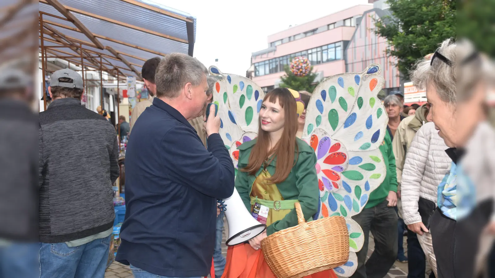 Zu Huxori war es 2024 in Höxters Innenstadt bunt, laut und herrlich, das genoss auch Holli.  (Foto: Barbara Siebrecht)