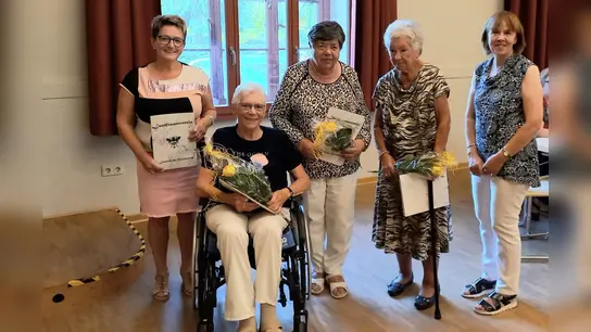 Petra Wederhake und die Jubilarinnen (40 Jahre) Hiltrud Hilke, Herta Kayser, Ilse Münter und Elke Worbs. (Foto: Landfrauen Lauenförde)