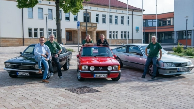 (v.l.) Daniel Winkler (Bad Driburger Touristik GmbH) und die Alt-Opel-Freunde e.V. René Möller, Karen Schacht, Anja Mohnhaupt und Dirk Schacht laden zum Treffen ein. (Foto: Bad Driburger Touristik GmbH)