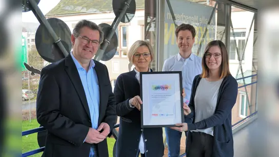 Präsentation der Dankes-Urkunde bei der symbolischen Übergabe der Projektergebnisse in der Kreisverwaltung Höxter (v.l.): Christian Rodemeyer (Kreisverwaltung Höxter, Leitung Abteilung Kinder, Jugend und Familie), Heike Lubs (Projektleitung), Jerome Major (Geschäftsführung Lebenshilfe Brakel) und Deborah Scherf (Kreisverwaltung Höxter, Abteilung Jugendförderung / Jugendschutz). (Foto: privat)