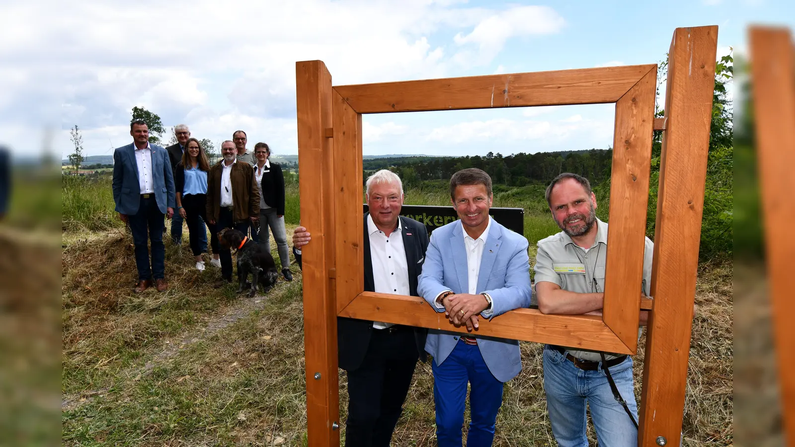Vorne von links: Martin Knorrenschild (Kreishandwerksmeister), Michael Stickeln (Landrat), Roland Schöckemöhle (Regionalamtsleiter von Wald und Holz NRW), hinten, von links: Felix Dreier (stellv. Kreishandwerksmeister), Günter Weskamp (stellv. Bürgermeister der Stadt Beverungen), Christiane Schunicht (Projektleiterin Kreishandwerkerschaft), Gerald Studzinsky (Hauptgeschäftsführer Kreishandwerkerschaft), Friedhelm Bröker (Kreishandwerkerschaft), Tanja Hartmann (Jobcenter Höxter). (Foto: privat)