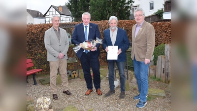 Wechsel in der Bezirksverwaltungsstelle Lüchtringen – (v.l.) Albertus Heine, Bürgermeister Daniel Hartmann, Josef Korte und Ortsausschussvorsitzender Manfred Linnnenberg bei der offiziellen Amstübergabe. (Foto: Stadt Höxter)
