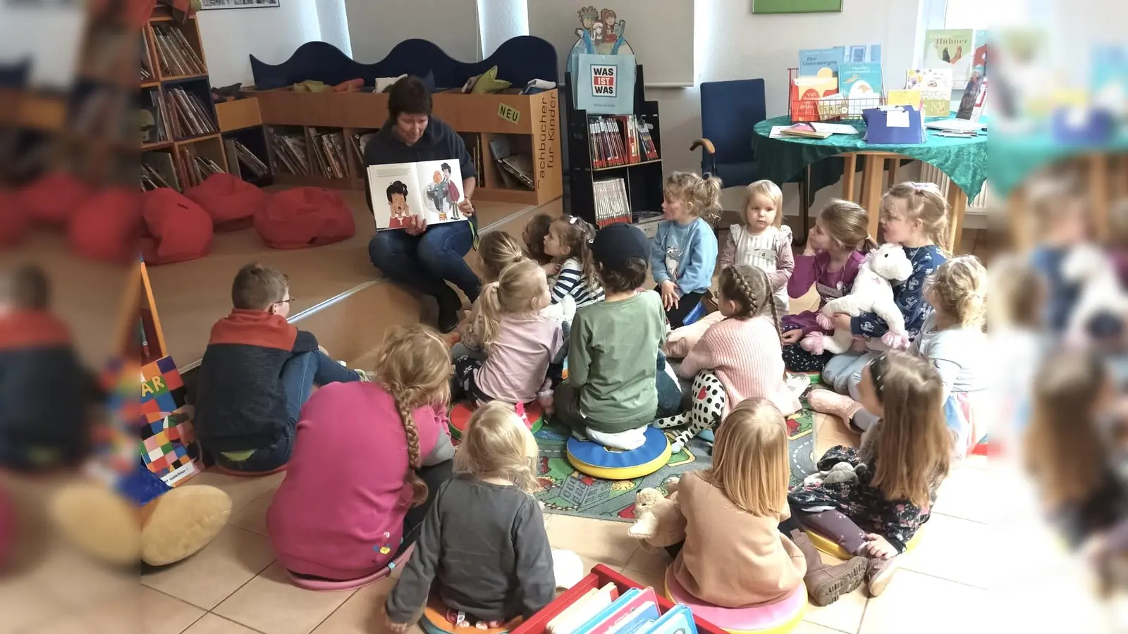 Gebannt lauschen die Kinder dem Buch „Papa kann nicht einschlafen”, einer etwas anderen Gute-Nacht-Geschichte.<br><br> (Foto: Bücherei )
