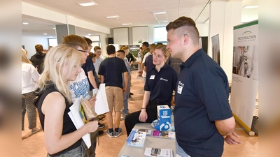 Auf großes Interesse stieß die Aktion „Schüler/in trifft Azubi“ auch im vergangenen Jahr. Jetzt werden Unternehmen gesucht, damit eine Fortsetzung gelingt und dieses Veranstaltungsformat mit angeregten Gesprächen auf Schulhöfen im Kreisgebiet etabliert werden kann. (Foto: Kreishandwerkerschaft )