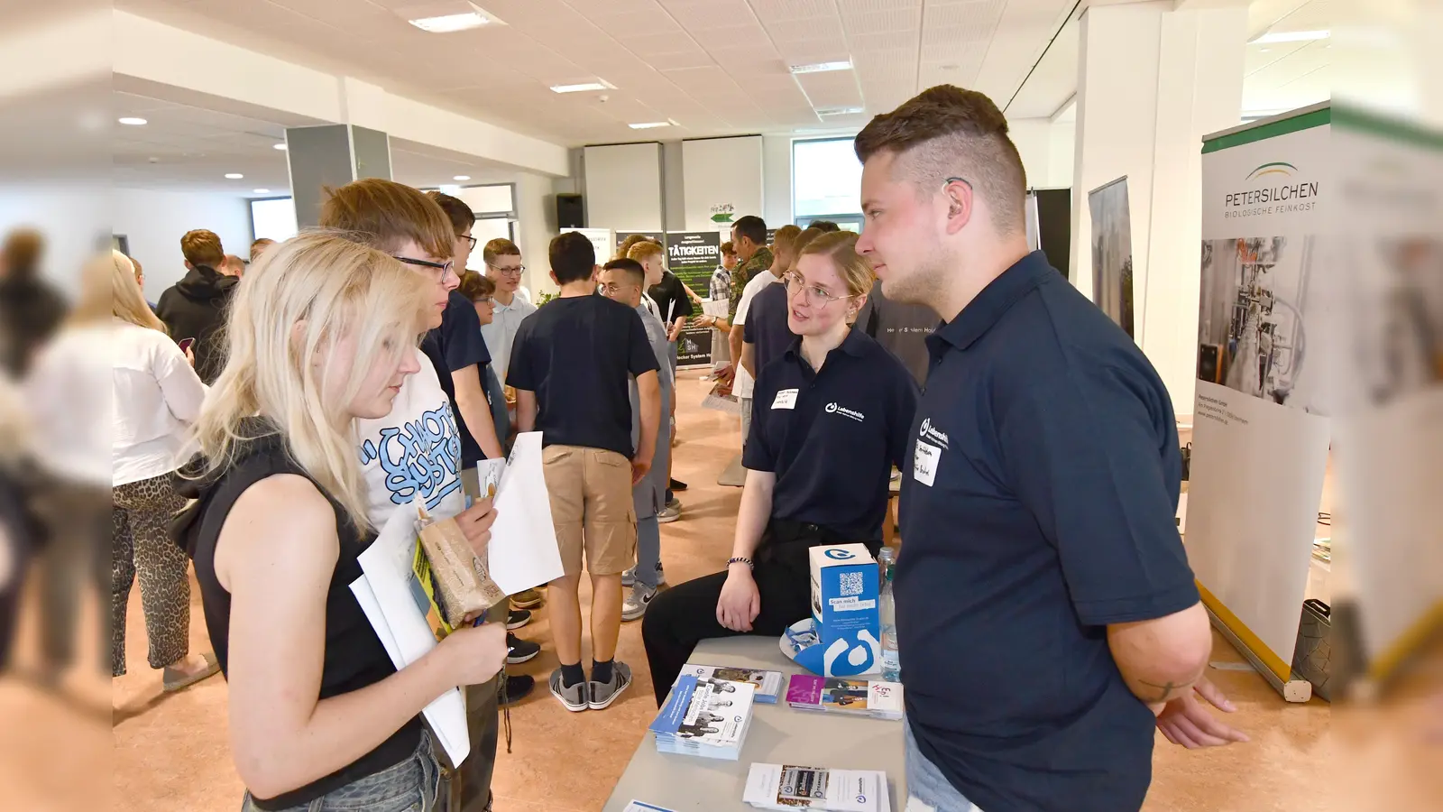 Auf großes Interesse stieß die Aktion „Schüler/in trifft Azubi“ auch im vergangenen Jahr. Jetzt werden Unternehmen gesucht, damit eine Fortsetzung gelingt und dieses Veranstaltungsformat mit angeregten Gesprächen auf Schulhöfen im Kreisgebiet etabliert werden kann. (Foto: Kreishandwerkerschaft )