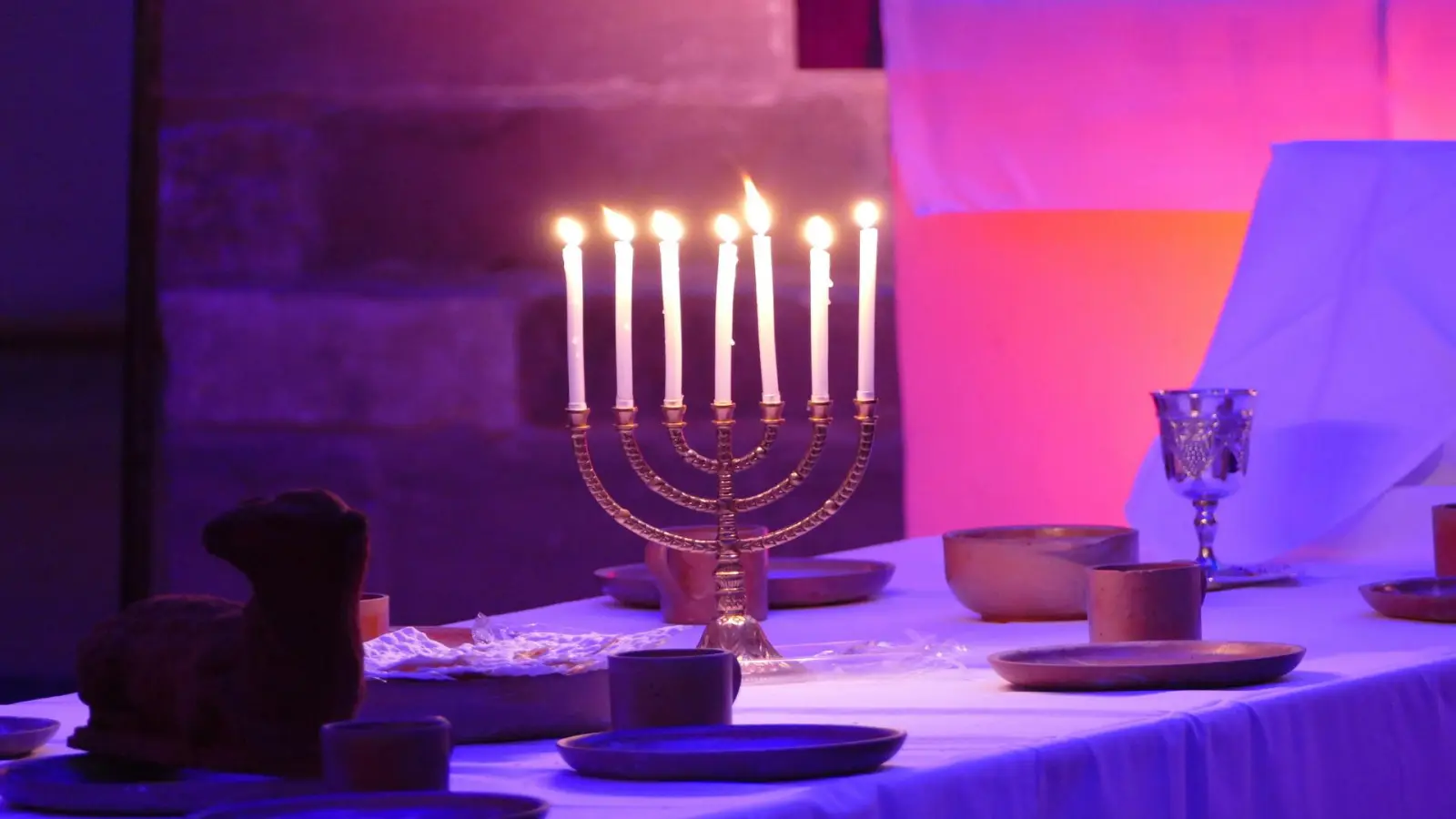 Der Johanneschor des karolingischen Westwerks verwandelt sich am Gründonnerstag in einen Abendmahlssaal.  (Foto: Kirchengemeinde Corvey)