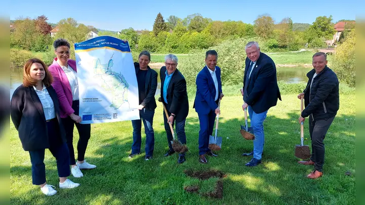 Spatenstich für das Projekt „Weser erfahren – Natur erleben“ im Kreis Höxter (v.l.): Katharina Neubert (OWL GmbH), Birte Korte (Abteilungsleiterin Planen und Bauen beim Kreis Höxter), Sarah Stephan (Bezirksregierung Detmold), Günter Weskamp (stellvertretender Bürgermeister Beverungen), Landrat Michael Stickeln, Daniel Hartmann (Bürgermeister Höxter), Matthias Beckmann (Projektkoordinator „Weser erfahren Natur erleben“; Abteilung Bauen und Planen beim Kreis Höxter). (Foto: Kreis Höxter)