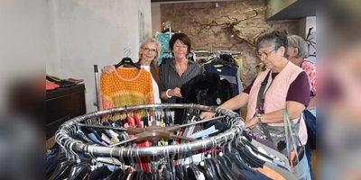 Der Lions-Club bot wieder hochwertige Second-Hand-Kleidung an und spendet die Erlöse.  (Foto: Barbara Siebrecht)