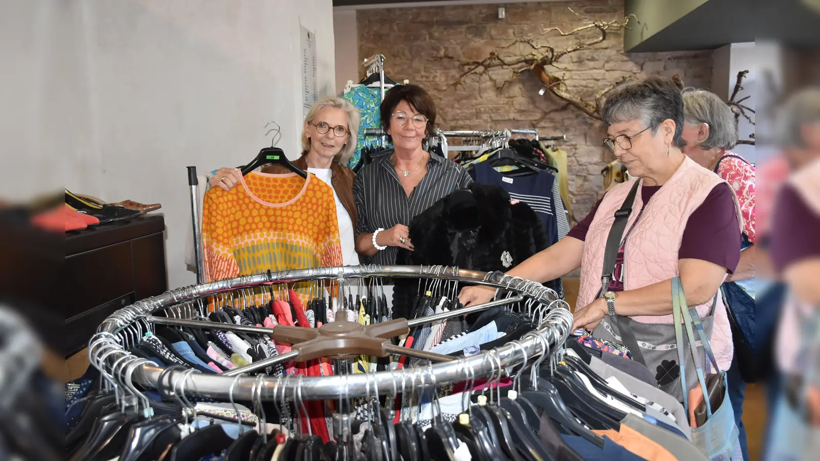 Der Lions-Club bot wieder hochwertige Second-Hand-Kleidung an und spendet die Erlöse.  (Foto: Barbara Siebrecht)