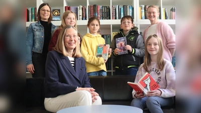 Anna Voigtländer (vorn rechts) hat den Bezirksentscheid des Vorlesewettbewerbs im Bezirk Detmold gewonnen und sich für den Landesentscheid qualifiziert. (Foto: Hüffertgymnasium Warburg)