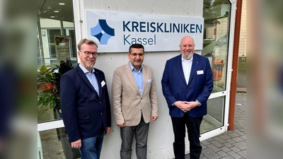 Neue Chefärzte für die Kreiskliniken: Chefarzt für Orthopädie und Unfallchirurgie, Michael Schacht (von links), und Chefarzt der Allgemeinen und Viszeralchirurgie, Dr. George Saada, mit Betriebsleiter Silvan Uick.  (Foto: Landkreis Kassel)