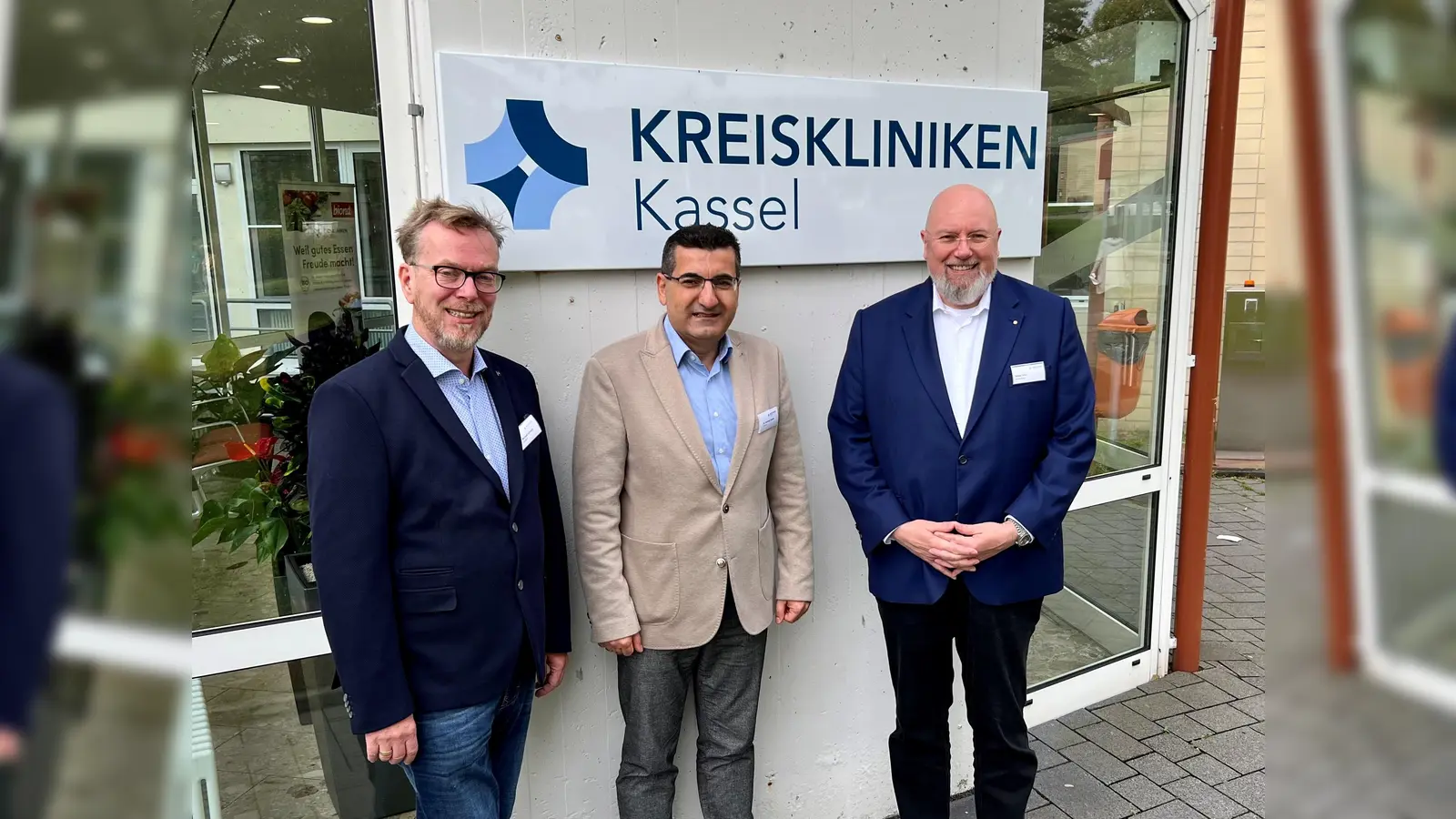 Neue Chefärzte für die Kreiskliniken: Chefarzt für Orthopädie und Unfallchirurgie, Michael Schacht (von links), und Chefarzt der Allgemeinen und Viszeralchirurgie, Dr. George Saada, mit Betriebsleiter Silvan Uick.  (Foto: Landkreis Kassel)