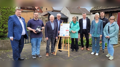 V.l.: Michael Knipping Sparkasse Paderborn-Detmold-Höxter, Pascal Vogt 2. Vorsitzender, Gerd Rother Vorsitzender, Günter Weskamp Bezirksverwaltungsstellenleiter, Beate Koch optik.akustik, Rüdiger Hölscher Westfalen Weser Netz GmbH, Brigitte Kutz VerbundVolksbank eG, Sven Winter BDE Engineering GmbH, Alexandra Potthast Firma Helwig+Wehrmann GmbH. (Foto: Vereinsgemeinschafts- und Förderverein proWehrden)