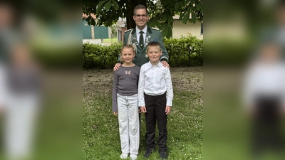 Beim Kinderkönigschießen errang Johannes Hoppe die Königswürde. Zu seiner Kinderkönigin erwählte er sich Sophie Kaufung. Hier sind die jungen Majestäten mit Brudermeister Tobias Tewes zu sehen. (Foto: privat)