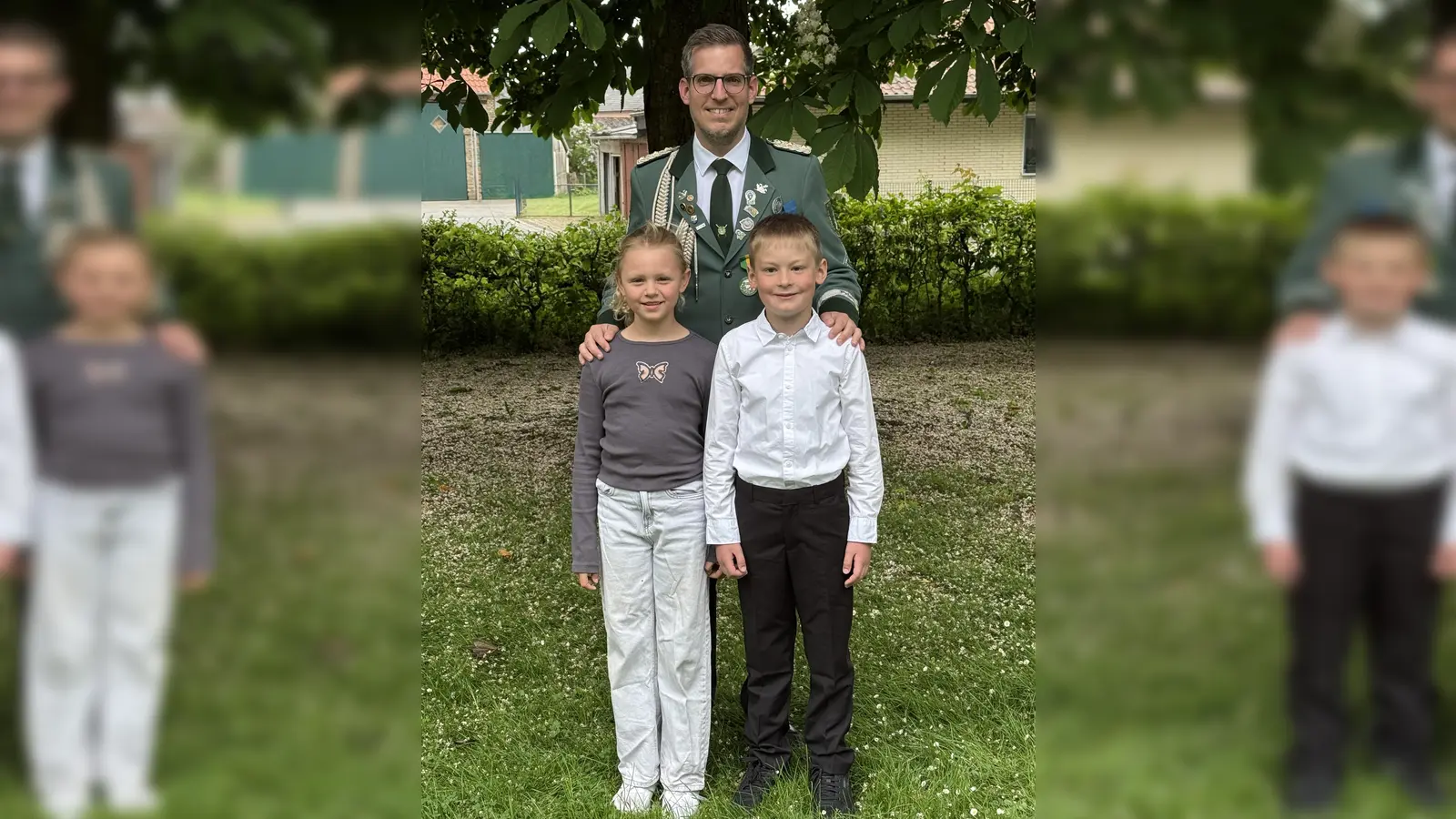 Beim Kinderkönigschießen errang Johannes Hoppe die Königswürde. Zu seiner Kinderkönigin erwählte er sich Sophie Kaufung. Hier sind die jungen Majestäten mit Brudermeister Tobias Tewes zu sehen. (Foto: privat)