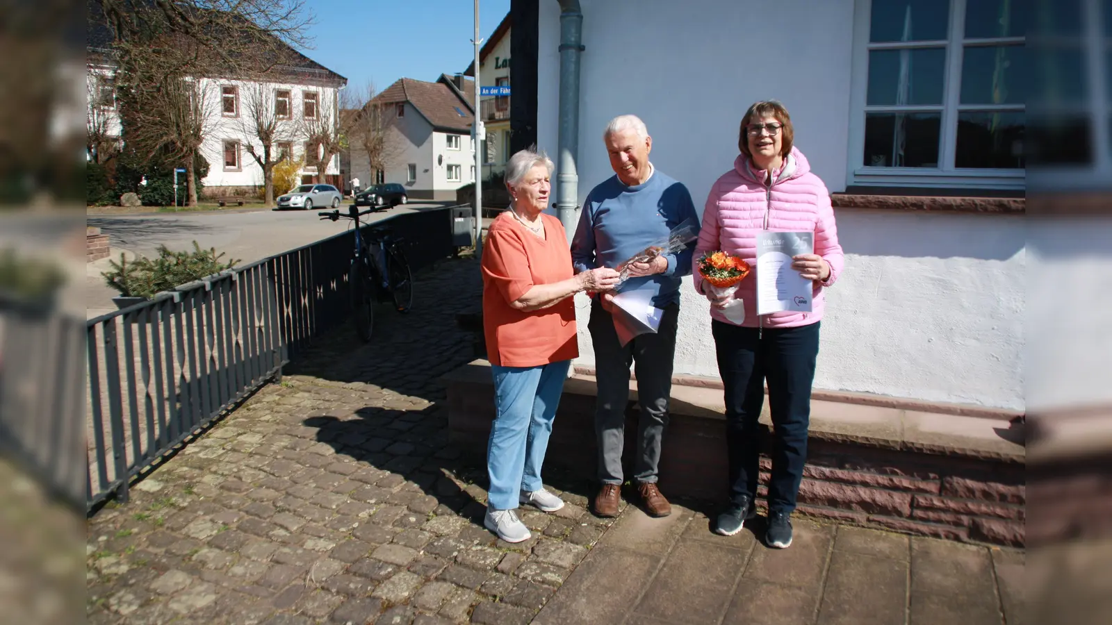 AWO-Vorsitzende Hedwig Grabo (v. l.), Karlheinz Steinsiek und Martina Linnenberg bei der Ehrung. (Foto: Manfred Linnenberg)